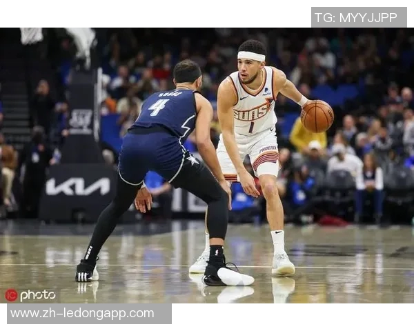 布克上半场表现出色14分9助攻展现控卫风范引领球队进攻 布克上半场表现出色14分9助攻展现控卫风范引领球队进攻